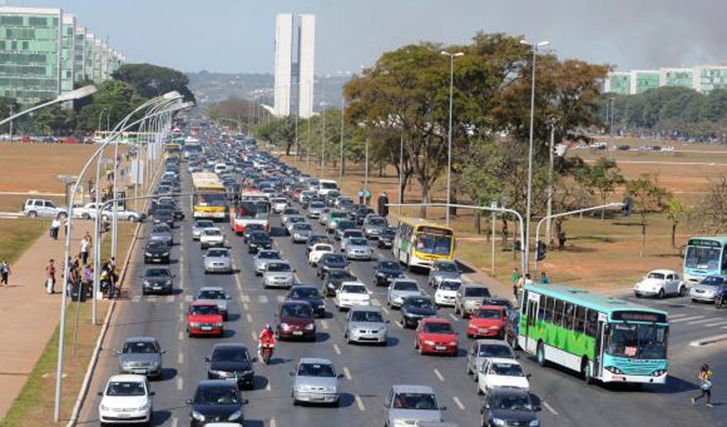 Para acelerar o processo de entrega de multas, o DER-DF aderiu o Sistema de Notificação Eletrônica (SNE), do Denatran; com o programa, os condutores poderão receber até 40% de desconto em multas a partir desta segunda-feira (2); o sistema vai comunicar a infração ao condutor em até três dias; atualmente, pelo meio impresso, a operação pode demorar até dois meses; a ferramenta permite ainda emitir um código de barras, que possibilita pagamento pelo celular (Foto: Leonardo Lucena) Para acelerar o processo de entrega de multas, o DER-DF aderiu o Sistema de Notificação Eletrônica (SNE), do Denatran; com o programa, os condutores poderão receber até 40% de desconto em multas a partir desta segunda-feira (2); o sistema vai comunicar a infração ao condutor em até três dias; atualmente, pelo meio impresso, a operação pode demorar até dois meses; a ferramenta permite ainda emitir um código de barras, que possibilita pagamento pelo celular