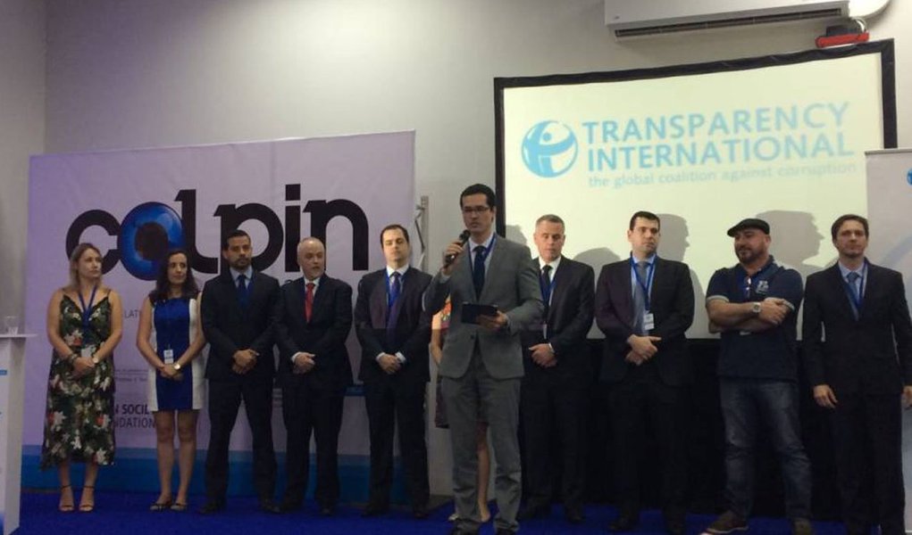Petrolífera anglo-holandesa Royal Dutch Shell figura entre os financiadores da Transparência Internacional, que na semana passada concedeu prêmio anticorrupção à força-tarefa Lava Jato; a Shell é uma das principais concorrentes da Petrobras no mercado internacional e está de olho nas reservas de petróleo no pré-sal dos brasileiros; e Lava Jato vem há anos erodindo os interesses da petroleira nacional (Foto: Aquiles Lins) Petrolífera anglo-holandesa Royal Dutch Shell figura entre os financiadores da Transparência Internacional, que na semana passada concedeu prêmio anticorrupção à força-tarefa Lava Jato; a Shell é uma das principais concorrentes da Petrobras no mercado internacional e está de olho nas reservas de petróleo no pré-sal dos brasileiros; e Lava Jato vem há anos erodindo os interesses da petroleira nacional