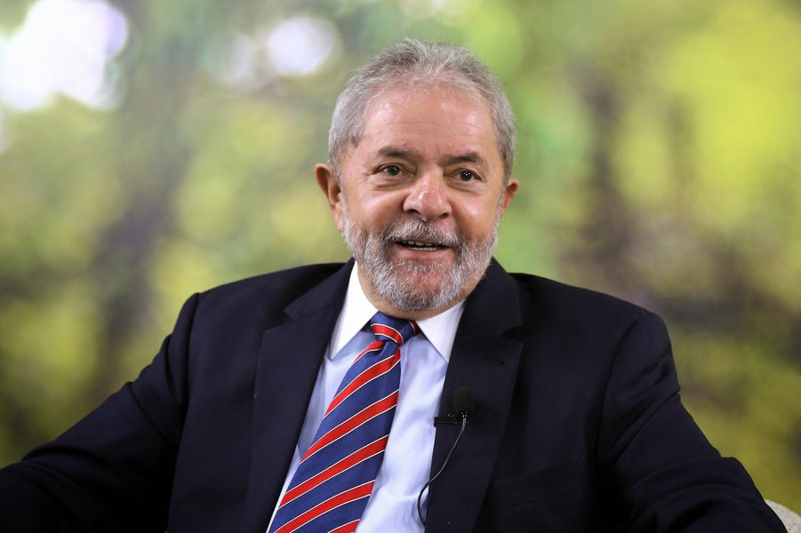 Estrangeiros e brasileiros que moram diversos países gravaram depoimentos em vídeo em defesa do ex-presidente Lula; o mote é 'Lula é culpado', e eles dizem que Lula é culpado, entre outras coisas, 'por tirar milhões de brasileiros da pobreza' (Foto: Romulo Faro) Estrangeiros e brasileiros que moram diversos países gravaram depoimentos em vídeo em defesa do ex-presidente Lula; o mote é 'Lula é culpado', e eles dizem que Lula é culpado, entre outras coisas, 'por tirar milhões de brasileiros da pobreza'