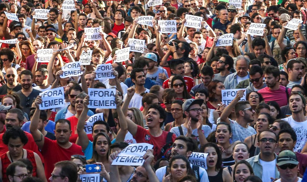 Movimentos sociais e sindicatos de diversas categorias já começam a se articular para fazer manifestações nas ruas neste início de ano. O tema central será unificado: 'Fora Temer'. Outros itens da pauta são reforma da Previdência, pacote anticorrupção, PEC do Teto, desemprego e 'Diretas-Já'; "A pauta que vai puxar os protestos contra o governo é o combate à reforma da Previdência. Vamos partir dessa proposta absurda de reforma e, no fim, chegaremos ao grito de 'Diretas-Já'", afirma o presidente da Central Única dos Trabalhadores, Vagner Freitas (Foto: Romulo Faro) Movimentos sociais e sindicatos de diversas categorias já começam a se articular para fazer manifestações nas ruas neste início de ano. O tema central será unificado: 'Fora Temer'. Outros itens da pauta são reforma da Previdência, pacote anticorrupção, PEC do Teto, desemprego e 'Diretas-Já'; "A pauta que vai puxar os protestos contra o governo é o combate à reforma da Previdência. Vamos partir dessa proposta absurda de reforma e, no fim, chegaremos ao grito de 'Diretas-Já'", afirma o presidente da Central Única dos Trabalhadores, Vagner Freitas