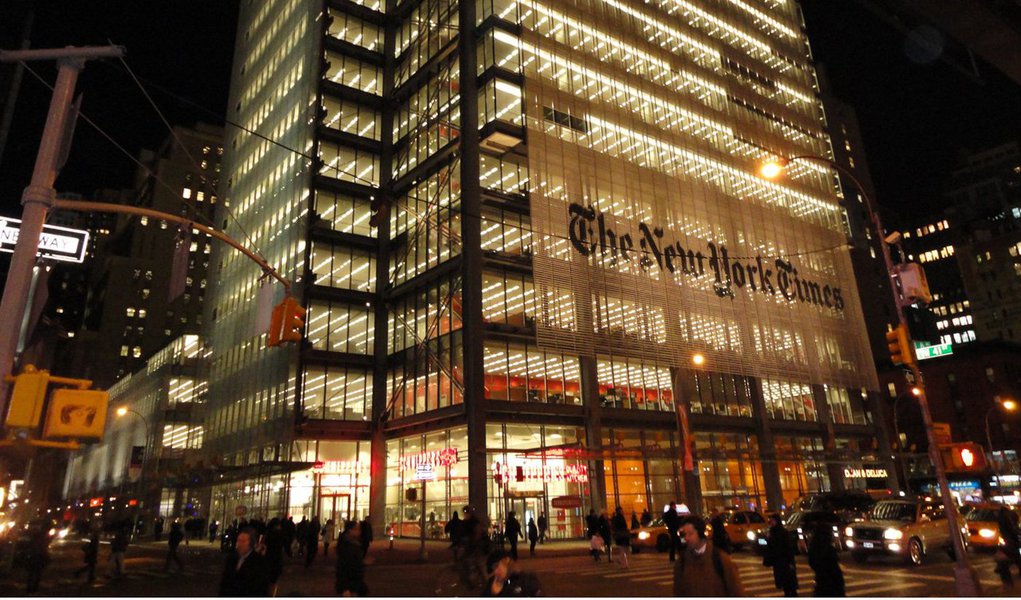 Em carta aos assinantes, o jornal americano The New York Times fez uma espécie de pedido de desculpas por ter atuado em favor da eleição da candidata democrata Hillary Clinton na campanha à presidência dos Estados Unidos; editor Arthur Sulzberger Jr. e o editor executivo Dean Baquet admitiram a "pura inconformidade" com o republicano Donald Trump, e prometeu que o jornal voltaria a se "dedicar à missão fundamental do jornalismo Times. Isso é relatar os Estados Unidos e o mundo honestamente, sem medo ou favor "; leia carta (Foto: Aquiles Lins) Em carta aos assinantes, o jornal americano The New York Times fez uma espécie de pedido de desculpas por ter atuado em favor da eleição da candidata democrata Hillary Clinton na campanha à presidência dos Estados Unidos; editor Arthur Sulzberger Jr. e o editor executivo Dean Baquet admitiram a "pura inconformidade" com o republicano Donald Trump, e prometeu que o jornal voltaria a se "dedicar à missão fundamental do jornalismo Times. Isso é relatar os Estados Unidos e o mundo honestamente, sem medo ou favor "; leia carta
