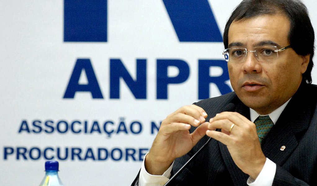 O procurador-geral da República em exercício, Nicolao Dino, começou a investigar, em quatro procedimentos administrativos diferentes, o sistema penitenciário do Amazonas, Pernambuco, Rio Grande do Sul e Rondônia; segundo ele, problemas em penitenciárias sinalizam "descumprimento de normas constitucionais" (Foto: Gisele Federicce) O procurador-geral da República em exercício, Nicolao Dino, começou a investigar, em quatro procedimentos administrativos diferentes, o sistema penitenciário do Amazonas, Pernambuco, Rio Grande do Sul e Rondônia; segundo ele, problemas em penitenciárias sinalizam "descumprimento de normas constitucionais"