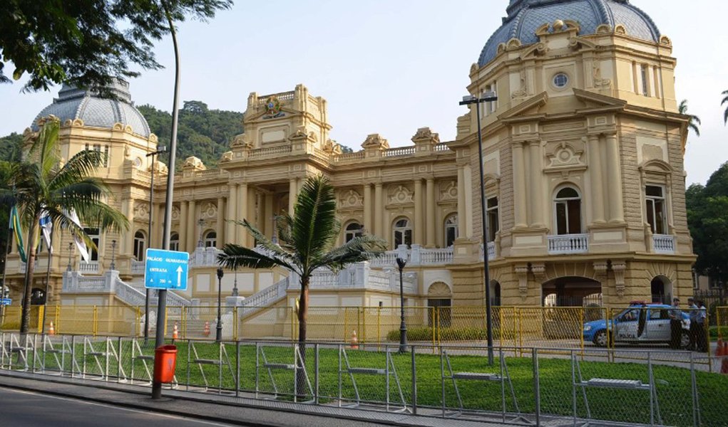 Governo do Rio de Janeiro espera assinar nesta quinta-feira (26) com o governo federal uma ajuda financeira que pode representar alívio de cerca de R$ 50 bilhões; negociações prevêem que o Estado poderá postergar ou suspender por 3 anos dívidas com a União, o que traria um alívio de R$ 27 bilhões; como garantia do empréstimo, o Estado dará Companhia Estadual de Águas e Esgotos (Cedae) (Foto: Paulo Emílio) Governo do Rio de Janeiro espera assinar nesta quinta-feira (26) com o governo federal uma ajuda financeira que pode representar alívio de cerca de R$ 50 bilhões; negociações prevêem que o Estado poderá postergar ou suspender por 3 anos dívidas com a União, o que traria um alívio de R$ 27 bilhões; como garantia do empréstimo, o Estado dará Companhia Estadual de Águas e Esgotos (Cedae)