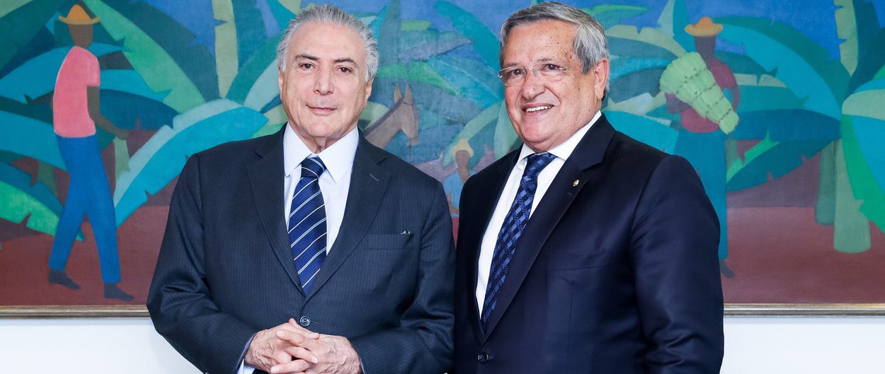 Na cerimônia de posse do prefeito reeleito ACM Neto (DEM), neste domingo, o vice-líder do governo no Congresso, deputado Benito Gama (PTB), disse que o governo Temer "não corre nenhum risco" diante das novas delações no âmbito da Lava Jato; "O governo não está em risco. As coisas vão acontecendo naturalmente. Quem tiver culpa vai pagar por ela, quem não tiver não vai pagar. O Brasil anda apesar disso", afirmou Benito; ele comemorou a aprovação de projetos do governo como a PEC 55; "A base é muito forte. Nós ganhamos tudo no Congresso" (Foto: Romulo Faro) Na cerimônia de posse do prefeito reeleito ACM Neto (DEM), neste domingo, o vice-líder do governo no Congresso, deputado Benito Gama (PTB), disse que o governo Temer "não corre nenhum risco" diante das novas delações no âmbito da Lava Jato; "O governo não está em risco. As coisas vão acontecendo naturalmente. Quem tiver culpa vai pagar por ela, quem não tiver não vai pagar. O Brasil anda apesar disso", afirmou Benito; ele comemorou a aprovação de projetos do governo como a PEC 55; "A base é muito forte. Nós ganhamos tudo no Congresso"