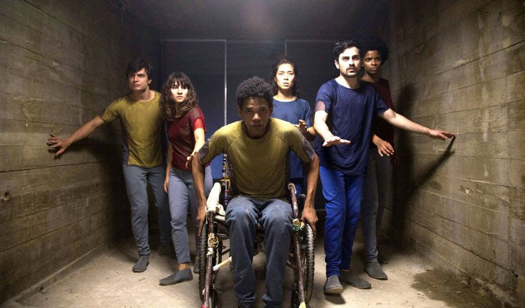 Na distopia criada por Pedro Aguilera e dirigida por Cesar Charlone, o Brasil se tornou uma grande favela onde os jovens, uma vez por ano, têm a chance de se submeter a um processo de seleção para trocarem o Continente pelo Mar Alto, onde vivem os privilegiados. E apenas 3% dos candidatos são aprovados; "No Brasil, com essa diferença social absurda, alguns privilegiados nascem em berço esplêndido", afirma o diretor-geral de 3%, César Charlone. "Terão a melhor educação, já herdarão fortuna com casa e tudo e até com as empregadas"; série está disponível para assinantes desde a sexta-feira, 25 (Foto: Aquiles Lins) Na distopia criada por Pedro Aguilera e dirigida por Cesar Charlone, o Brasil se tornou uma grande favela onde os jovens, uma vez por ano, têm a chance de se submeter a um processo de seleção para trocarem o Continente pelo Mar Alto, onde vivem os privilegiados. E apenas 3% dos candidatos são aprovados; "No Brasil, com essa diferença social absurda, alguns privilegiados nascem em berço esplêndido", afirma o diretor-geral de 3%, César Charlone. "Terão a melhor educação, já herdarão fortuna com casa e tudo e até com as empregadas"; série está disponível para assinantes desde a sexta-feira, 25