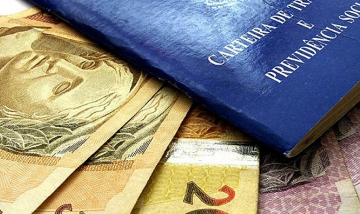 O prazo para sacar o abono salarial de 2014 termina no próximo dia 29 (quinta-feira); segundo o Ministério do Trabalho e Emprego, pouco mais de 900 mil pessoas têm direito a receber o dinheiro e ainda não efetuaram o saque; a retirada do benefício pode ser feita nas agências bancárias até o dia 29, mas se o trabalhador tem o cartão cidadão com senha, poderá sacar em um terminal de autoatendimento da Caixa Econômica ou em casas lotéricas até sexta-feira (30) (Foto: Romulo Faro) O prazo para sacar o abono salarial de 2014 termina no próximo dia 29 (quinta-feira); segundo o Ministério do Trabalho e Emprego, pouco mais de 900 mil pessoas têm direito a receber o dinheiro e ainda não efetuaram o saque; a retirada do benefício pode ser feita nas agências bancárias até o dia 29, mas se o trabalhador tem o cartão cidadão com senha, poderá sacar em um terminal de autoatendimento da Caixa Econômica ou em casas lotéricas até sexta-feira (30)