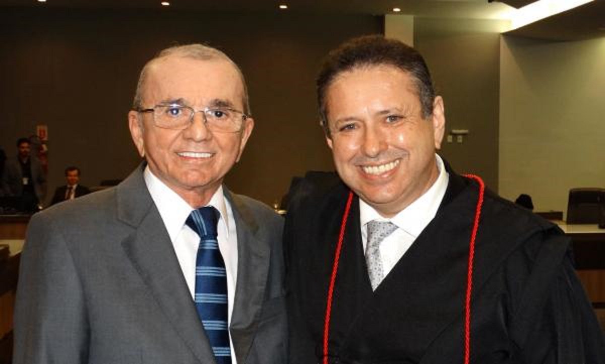Com base em liminar do Supremo Tribunal Federal que suspendeu os efeitos PEC que extinguiu o Tribunal de Contas dos Municípios do Ceará, o conselheiro Domingos Filho tomou posse na presidência daquela corte, para o biênio 2017/2018. Ao tomar posse, Domingos Filho afirmou que "seu maior desafio é manter o Tribunal de Contas dos Municípios vivo". Domingos Filho substitui o conselheiro Francisco Aguiar, que que presidiu o TCM nos biênios 2013/2014 e 2015/2016. A extinção do TCM foi tratada como uma retaliação à disputa interna na base do governo, pela presidência da Assembleia e provocou o rompimento do grupo político de Domingos Filho com o grupo político do ex-governador Cid Gomes e com o governador Camilo Santana
(Foto: Fatima 247) Com base em liminar do Supremo Tribunal Federal que suspendeu os efeitos PEC que extinguiu o Tribunal de Contas dos Municípios do Ceará, o conselheiro Domingos Filho tomou posse na presidência daquela corte, para o biênio 2017/2018. Ao tomar posse, Domingos Filho afirmou que "seu maior desafio é manter o Tribunal de Contas dos Municípios vivo". Domingos Filho substitui o conselheiro Francisco Aguiar, que que presidiu o TCM nos biênios 2013/2014 e 2015/2016. A extinção do TCM foi tratada como uma retaliação à disputa interna na base do governo, pela presidência da Assembleia e provocou o rompimento do grupo político de Domingos Filho com o grupo político do ex-governador Cid Gomes e com o governador Camilo Santana