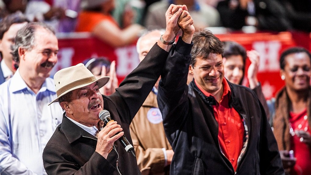 Ex-prefeito de São Paulo Fernando Haddad vai voltar à USP para assumir como professor; ele afirma não ter ambições políticas pessoais e que seu compromisso é estar à disposição das forças progressistas para a construção de um programa para o país; “Quero colaborar para recompor uma condição que permita ao Brasil retomar o processo que foi começado em 2003. Nós crescemos de forma importante, mas o processo foi abortado e temos de encontrar um caminho de resgatar aquele projeto de um novo Brasil" (Foto: José Barbacena) Ex-prefeito de São Paulo Fernando Haddad vai voltar à USP para assumir como professor; ele afirma não ter ambições políticas pessoais e que seu compromisso é estar à disposição das forças progressistas para a construção de um programa para o país; “Quero colaborar para recompor uma condição que permita ao Brasil retomar o processo que foi começado em 2003. Nós crescemos de forma importante, mas o processo foi abortado e temos de encontrar um caminho de resgatar aquele projeto de um novo Brasil"