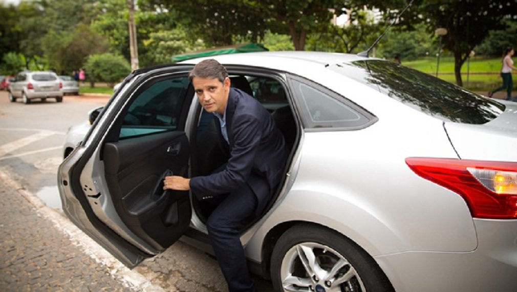 O deputado federal Thiago Peixoto (PSD-GO) usou suas redes sociais nesta segunda-feira para criticar um Projeto de Lei que tem como foco principal proibir a utilização do aplicativo de transporte Uber no Brasil; proposta de Carlos Zaratini (PT-SP) autoriza que apenas taxistas possam fazer transporte individual de passageiros no País; “Isso é um absurdo porque fere o direito de escolha do cidadão”, disse o parlamentar goiano (Foto: José Barbacena) O deputado federal Thiago Peixoto (PSD-GO) usou suas redes sociais nesta segunda-feira para criticar um Projeto de Lei que tem como foco principal proibir a utilização do aplicativo de transporte Uber no Brasil; proposta de Carlos Zaratini (PT-SP) autoriza que apenas taxistas possam fazer transporte individual de passageiros no País; “Isso é um absurdo porque fere o direito de escolha do cidadão”, disse o parlamentar goiano
