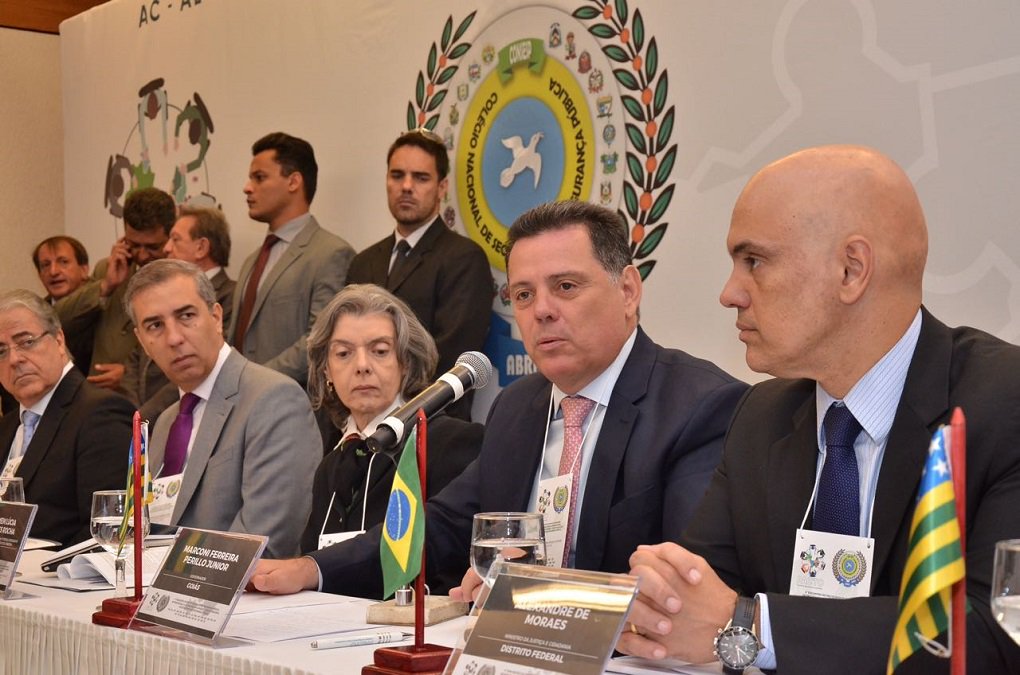 Prioridades são a redução de homicídios, dos casos de violência contra a mulher, além da racionalização do sistema penitenciário e a proteção das fronteiras; ministro Alexandre de Moraes afirmou que a presidência da República já determinou que sejam investidos R$ 1,2 bilhão do orçamento na área de Segurança Pública e Penitenciária; integração dos estados e uma participação mais efetiva da União no combate a violência sempre foram reivindicações do governador Marconi Perillo; desde 2012, o tucano reivindica a criação de um plano que também endureça o combate ao tráfico de drogas nas fronteiras sul-americanas (Foto: José Barbacena) Prioridades são a redução de homicídios, dos casos de violência contra a mulher, além da racionalização do sistema penitenciário e a proteção das fronteiras; ministro Alexandre de Moraes afirmou que a presidência da República já determinou que sejam investidos R$ 1,2 bilhão do orçamento na área de Segurança Pública e Penitenciária; integração dos estados e uma participação mais efetiva da União no combate a violência sempre foram reivindicações do governador Marconi Perillo; desde 2012, o tucano reivindica a criação de um plano que também endureça o combate ao tráfico de drogas nas fronteiras sul-americanas
