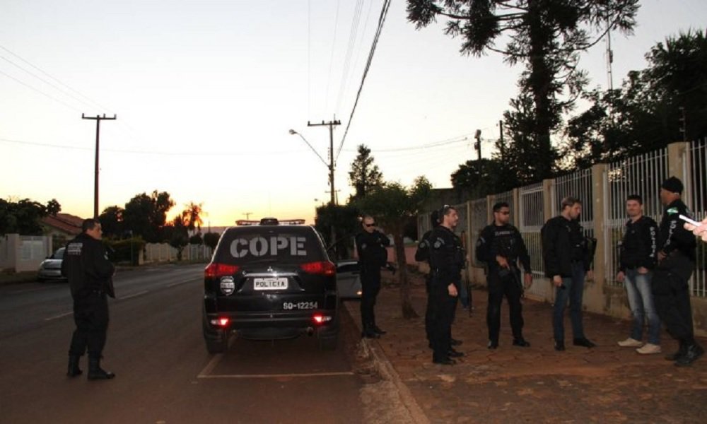 Oito pessoas foram presas nesta sexta-feira na Operação Castra, deflagrada pela Polícia Civil do Paraná; a operação tem como alvo integrantes do MST; a Justiça autorizou o cumprimento de 14 mandados de prisão preventiva nas cidades de Quedas do Iguaçu, Francisco Beltrão e Laranjeiras, no interior do estado; e em São Paulo e Mato Grosso do Sul; os investigados são suspeitos de crimes como furto e dano qualificado, roubo, invasão de propriedade, incêndio criminoso, cárcere privado, lesão corporal, porte ilegal de arma de fogo de uso restrito e irrestrito e constrangimento ilegal; a ação tem sido muito criticada por políticos de esquerda durante todo o dia, que acusam a polícia de querer 'criminalizar' o MST (Foto: Romulo Faro) Oito pessoas foram presas nesta sexta-feira na Operação Castra, deflagrada pela Polícia Civil do Paraná; a operação tem como alvo integrantes do MST; a Justiça autorizou o cumprimento de 14 mandados de prisão preventiva nas cidades de Quedas do Iguaçu, Francisco Beltrão e Laranjeiras, no interior do estado; e em São Paulo e Mato Grosso do Sul; os investigados são suspeitos de crimes como furto e dano qualificado, roubo, invasão de propriedade, incêndio criminoso, cárcere privado, lesão corporal, porte ilegal de arma de fogo de uso restrito e irrestrito e constrangimento ilegal; a ação tem sido muito criticada por políticos de esquerda durante todo o dia, que acusam a polícia de querer 'criminalizar' o MST