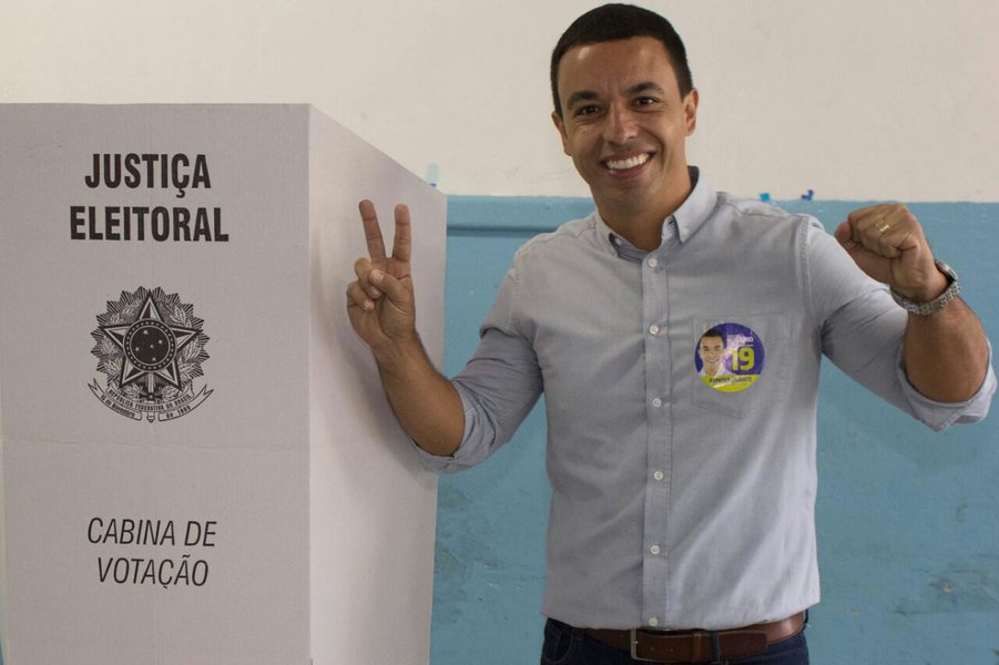 O prefeito de Osasco Rogério Lins, que é investigado na Operação Caça-Fantasmas, pagou nesta segunda-feira a fiança de R$ 300 mil determinada pela Justiça para que ele pudesse sair da Penitenciária de Tremembé na sexta-feira (30); para cumprir o valor da fiança, Lins fez um empréstimo e dividiu o pagamento em 60 vezes (Foto: Romulo Faro) O prefeito de Osasco Rogério Lins, que é investigado na Operação Caça-Fantasmas, pagou nesta segunda-feira a fiança de R$ 300 mil determinada pela Justiça para que ele pudesse sair da Penitenciária de Tremembé na sexta-feira (30); para cumprir o valor da fiança, Lins fez um empréstimo e dividiu o pagamento em 60 vezes
