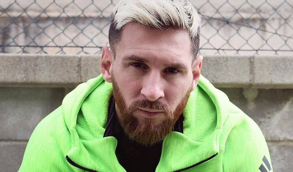 Lionel Messi liderou os 26 homens da seleção argentina em protesto na terça-feira (15) contra a mídia, dizendo que estavam boicotando a imprensa até novo aviso; Messi, que ajudou na vitória em casa por 3 x 0 sobre a Colômbia afirmou que o time, de forma conjunta, "Decidiu não falar mais com a imprensa"; "Recebemos muitas acusações, muita falta de respeito e nunca dissemos nada. Sentimos muito que tenha que ser assim, mas não temos opção", disse (Foto: Paulo Emílio) Lionel Messi liderou os 26 homens da seleção argentina em protesto na terça-feira (15) contra a mídia, dizendo que estavam boicotando a imprensa até novo aviso; Messi, que ajudou na vitória em casa por 3 x 0 sobre a Colômbia afirmou que o time, de forma conjunta, "Decidiu não falar mais com a imprensa"; "Recebemos muitas acusações, muita falta de respeito e nunca dissemos nada. Sentimos muito que tenha que ser assim, mas não temos opção", disse
