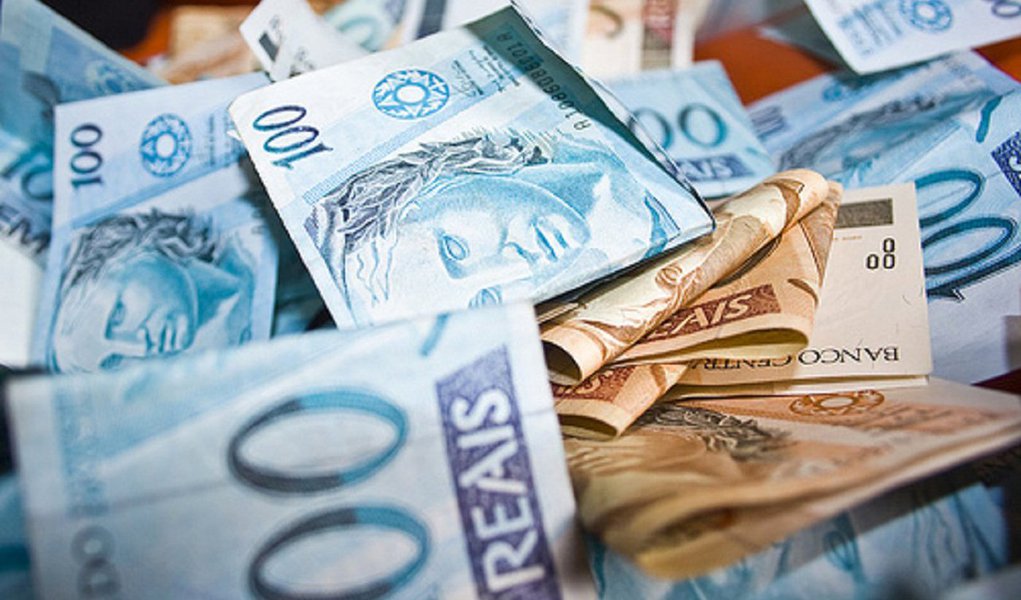 Alagoas vai receber quase R$ 300 milhões – Estado e municípios somados – dos valores arrecadados pela União com a repatriação de ativos brasileiros; porém, o valor vai ficar abaixo do que foi calculado inicialmente pelo governo alagoano; dados oficiais do Tesouro Nacional informam que o montante será de R$ 175.685.882,11 para o Estado e R$ 123.664.094,30 para os municípios; previsão anterior era de R$ 250 milhões e de R$ 136 milhões, respectivamente (Foto: Voney Malta) Alagoas vai receber quase R$ 300 milhões – Estado e municípios somados – dos valores arrecadados pela União com a repatriação de ativos brasileiros; porém, o valor vai ficar abaixo do que foi calculado inicialmente pelo governo alagoano; dados oficiais do Tesouro Nacional informam que o montante será de R$ 175.685.882,11 para o Estado e R$ 123.664.094,30 para os municípios; previsão anterior era de R$ 250 milhões e de R$ 136 milhões, respectivamente