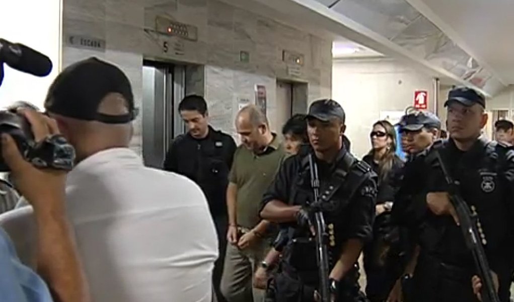 Polícia Federal deflagra nesta sexta-feira 11 a segunda fase de Operação Sexto Mandamento, que atua contra grupo de extermínio formado por PMs de Goiás e advogados; a suspeita é de que haja mais de cem vítimas desde 2010; ao todo, são cumpridos nesta sexta três mandados de prisão temporária e 17 de condução coercitiva (Foto: Gisele Federicce) Polícia Federal deflagra nesta sexta-feira 11 a segunda fase de Operação Sexto Mandamento, que atua contra grupo de extermínio formado por PMs de Goiás e advogados; a suspeita é de que haja mais de cem vítimas desde 2010; ao todo, são cumpridos nesta sexta três mandados de prisão temporária e 17 de condução coercitiva