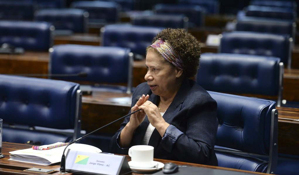 Senadora Regina Sousa (PT-PI) destaca que a votação da PEC 241, que no Senado foi convertida para PEC 55, tem votação prevista em primeiro turno para esta quarta-feira, 9, e em segundo turno no dia 13 de dezembro, mesmo dia em que o presidente Costa e Silva decretou o Ato Institucional Nº5, símbolo do recrudescimento da ditadura militar no Brasil; "Essa PEC não pensa que todo dia nasce menino, que esses meninos precisam de creche, e que esses meninos daqui a 20 anos precisam de faculdade, e não vão aumentar nem a faculdade e nem as creches", critica; "Tudo vai ser proibido pela constituição" (Foto: Aquiles Lins) Senadora Regina Sousa (PT-PI) destaca que a votação da PEC 241, que no Senado foi convertida para PEC 55, tem votação prevista em primeiro turno para esta quarta-feira, 9, e em segundo turno no dia 13 de dezembro, mesmo dia em que o presidente Costa e Silva decretou o Ato Institucional Nº5, símbolo do recrudescimento da ditadura militar no Brasil; "Essa PEC não pensa que todo dia nasce menino, que esses meninos precisam de creche, e que esses meninos daqui a 20 anos precisam de faculdade, e não vão aumentar nem a faculdade e nem as creches", critica; "Tudo vai ser proibido pela constituição"