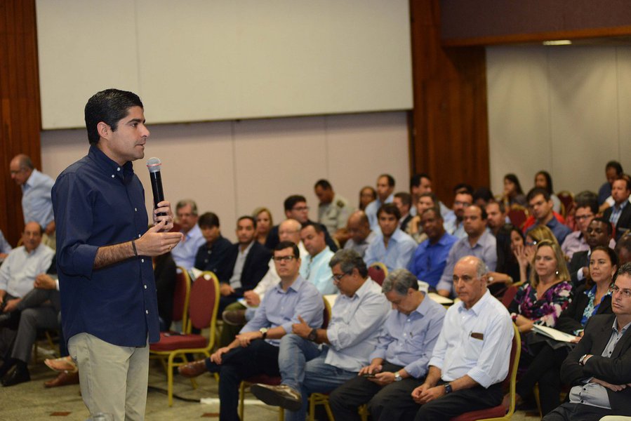"A hora é de apertar o cinto", recomendou o prefeito ACM Neto em discurso na abertura do seminário 'Prefeitos Eleitos da Bahia', nesta segunda-feira, em Salvador; reconhecendo "o momento difícil por que passa o País, sem expectativa de melhora da economia ainda no primeiro semestre de 2017", o democrata aconselhou os colegas: "Sejam conservadores. Façam os ajustes e arrumem a casa"; o democrata ressaltou "a necessidade de controlar as despesas de maneira que não superem as receitas", e disse que "o início de governo é o momento de tomar medidas duras e difíceis, sem as quais não se viabilizará a gestão" (Foto: Romulo Faro) "A hora é de apertar o cinto", recomendou o prefeito ACM Neto em discurso na abertura do seminário 'Prefeitos Eleitos da Bahia', nesta segunda-feira, em Salvador; reconhecendo "o momento difícil por que passa o País, sem expectativa de melhora da economia ainda no primeiro semestre de 2017", o democrata aconselhou os colegas: "Sejam conservadores. Façam os ajustes e arrumem a casa"; o democrata ressaltou "a necessidade de controlar as despesas de maneira que não superem as receitas", e disse que "o início de governo é o momento de tomar medidas duras e difíceis, sem as quais não se viabilizará a gestão"