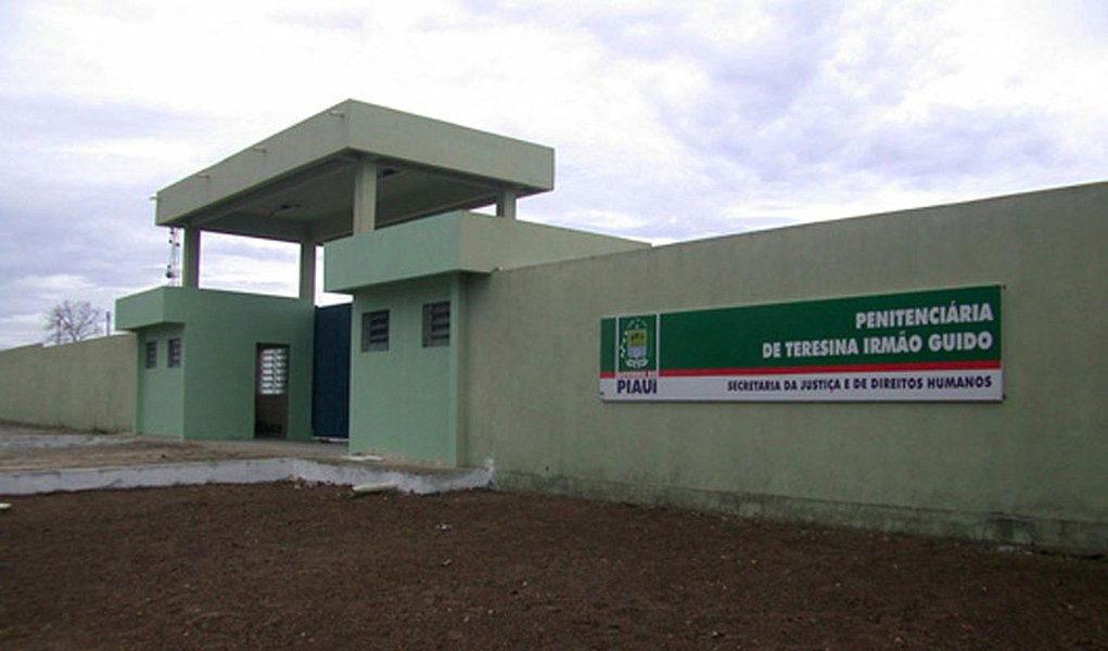Detentos da Penitenciária Regional Irmão Guido, localizada na BR 317, próximo ao município de Altos, fugiram do pavilhão B; órgãos e forças de segurança pública estão em diligências para recapturar 17 presos, entre eles o latrocida Nilton césar da Silva Aguiar, vulgo Nilton do queijo, que matou o cabo Mesquita da Polícia Militar em 2015; de acordo com a Secretaria de Justiça do Piauí (Sejus), a fuga ocorreu por volta das 3h, através de um túnel para a área externa de um dos pavilhões da unidade; os nomes e fotografias dos foragidos já foram repassadas às forças de segurança pública e os agentes penitenciários também estão auxiliando nas buscas (Foto: Leonardo Lucena) Detentos da Penitenciária Regional Irmão Guido, localizada na BR 317, próximo ao município de Altos, fugiram do pavilhão B; órgãos e forças de segurança pública estão em diligências para recapturar 17 presos, entre eles o latrocida Nilton césar da Silva Aguiar, vulgo Nilton do queijo, que matou o cabo Mesquita da Polícia Militar em 2015; de acordo com a Secretaria de Justiça do Piauí (Sejus), a fuga ocorreu por volta das 3h, através de um túnel para a área externa de um dos pavilhões da unidade; os nomes e fotografias dos foragidos já foram repassadas às forças de segurança pública e os agentes penitenciários também estão auxiliando nas buscas