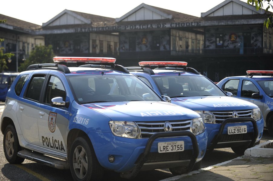 Desde o início do ano, seis policiais militares já morreram no Rio de Janeiro; desta vez, uma tentativa de assalto a um carro de entrega dos Correios, na Rodovia Presidente Dutra, na Baixada Fluminense, causou a morte do soldado Vitor Abdalla Neder, que estava a caminho da Unidade de Polícia Pacificadora (UPP) Lins de Vasconcelos, zona norte, onde trabalha; ele e outros dois colegas viram um grupo de sete pessoas, armadas com fuzil, tentando assaltar o veículo dos Correios e tentaram fugir, mas os criminosos os reconheceram e reagiram, de acordo com a PM (Foto: Gisele Federicce) Desde o início do ano, seis policiais militares já morreram no Rio de Janeiro; desta vez, uma tentativa de assalto a um carro de entrega dos Correios, na Rodovia Presidente Dutra, na Baixada Fluminense, causou a morte do soldado Vitor Abdalla Neder, que estava a caminho da Unidade de Polícia Pacificadora (UPP) Lins de Vasconcelos, zona norte, onde trabalha; ele e outros dois colegas viram um grupo de sete pessoas, armadas com fuzil, tentando assaltar o veículo dos Correios e tentaram fugir, mas os criminosos os reconheceram e reagiram, de acordo com a PM