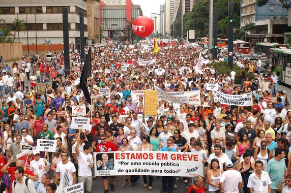 Neste momento, faz-se imprescindível discutir com profundidade e sinceridade a realização de uma nova greve geral que barre a retirada de direitos e restabeleça a democracia no Brasil. (Foto: Jacy Afonso) Neste momento, faz-se imprescindível discutir com profundidade e sinceridade a realização de uma nova greve geral que barre a retirada de direitos e restabeleça a democracia no Brasil.