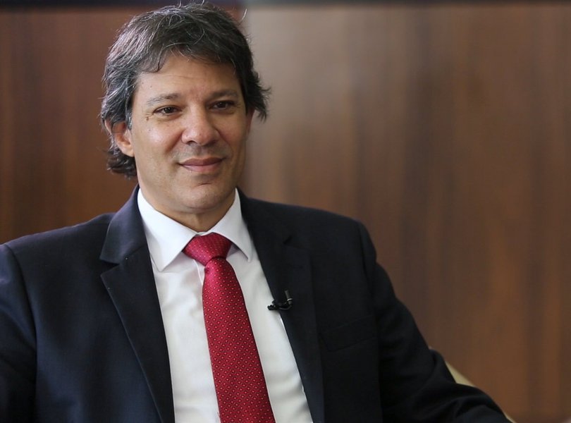 Ao deixar o comando da maior cidade do continente e, segundo ele, a casa em ordem em um tempo de estados e municípios falidos, Fernando Haddad revela uma ponta de tristeza por não conseguir se reeleger. Para se completar um ciclo baseado num conceito humanizado de gestão, oito anos estariam de bom tamanho; "Em 2020, não estaríamos discutindo velocidade nas vias ou De Braços Abertos, seriam programas já consolidados"; mas ele próprio entende que as vitórias da esquerda na capital paulista "são pontos fora da curva" (Foto: Romulo Faro) Ao deixar o comando da maior cidade do continente e, segundo ele, a casa em ordem em um tempo de estados e municípios falidos, Fernando Haddad revela uma ponta de tristeza por não conseguir se reeleger. Para se completar um ciclo baseado num conceito humanizado de gestão, oito anos estariam de bom tamanho; "Em 2020, não estaríamos discutindo velocidade nas vias ou De Braços Abertos, seriam programas já consolidados"; mas ele próprio entende que as vitórias da esquerda na capital paulista "são pontos fora da curva"