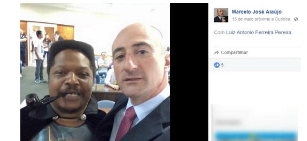 Secretaria de Segurança Pública do Paraná confirmou que o advogado Marcelo Araujo, suspeito de participar de armação para extorquir dinheiro de empresários e pessoas conhecidas no estado, se entregou à polícia nesta terça-feira; Araújo e o bruxo Chik Jeitoso foram presos temporariamente pela Operação Lomax em 20 de dezembro de 2016; a dupla exigia dinheiro para que fossem retiradas de redes sociais acusações feitas a respeito de empresários, políticos e artistas de televisão (Foto: José Barbacena) Secretaria de Segurança Pública do Paraná confirmou que o advogado Marcelo Araujo, suspeito de participar de armação para extorquir dinheiro de empresários e pessoas conhecidas no estado, se entregou à polícia nesta terça-feira; Araújo e o bruxo Chik Jeitoso foram presos temporariamente pela Operação Lomax em 20 de dezembro de 2016; a dupla exigia dinheiro para que fossem retiradas de redes sociais acusações feitas a respeito de empresários, políticos e artistas de televisão