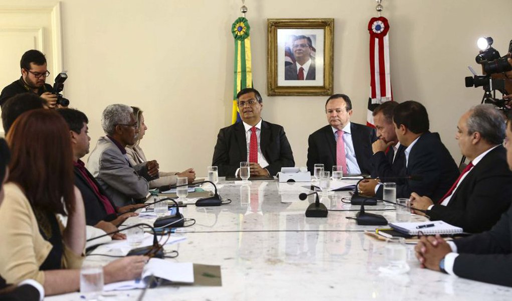 O governador Flávio Dino reuniu os quatro prefeitos eleitos nos municípios da Ilha de São Luís para debater ações conjuntas das prefeituras com o Estado; eles analisaram a implementação da Região Metropolitana da Grande São Luís e a integração imediata de políticas públicas em áreas definidas como prioritárias; “Escolhemos alguns temas prioritários que imediatamente vão determinar uma agenda de trabalho entre o Governo do Estado e os municípios para que possamos otimizar os recursos e prestar um serviço de mais qualidade”, afirmou o governador (Foto: Voney Malta) O governador Flávio Dino reuniu os quatro prefeitos eleitos nos municípios da Ilha de São Luís para debater ações conjuntas das prefeituras com o Estado; eles analisaram a implementação da Região Metropolitana da Grande São Luís e a integração imediata de políticas públicas em áreas definidas como prioritárias; “Escolhemos alguns temas prioritários que imediatamente vão determinar uma agenda de trabalho entre o Governo do Estado e os municípios para que possamos otimizar os recursos e prestar um serviço de mais qualidade”, afirmou o governador
