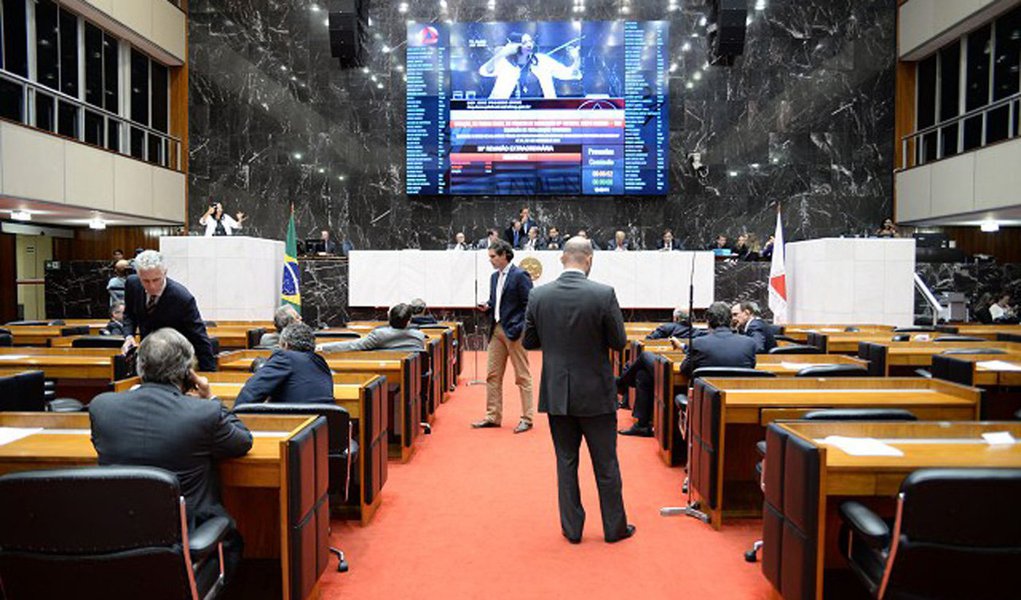 O projeto que ratifica a mensagem do governador Fernando Pimentel, que declara situação de calamidade financeira no Estado, foi aprovado, em turno único, na Assembleia Legislativa (ALMG); segundo a LRF, com o reconhecimento da Assembleia Legislativa da calamidade pública do Estado, fica suspensa a contagem dos prazos de controle para adequação e recondução das despesas de pessoal e dos limites do endividamento; a Secretaria da Fazenda do Estado informou que, em dois anos, o governo acumula déficit de aproximadamente R$ 18 bilhões; Rio e Rio Grande do Sul já haviam decretado estado de calamidade financeira (Foto: Leonardo Lucena) O projeto que ratifica a mensagem do governador Fernando Pimentel, que declara situação de calamidade financeira no Estado, foi aprovado, em turno único, na Assembleia Legislativa (ALMG); segundo a LRF, com o reconhecimento da Assembleia Legislativa da calamidade pública do Estado, fica suspensa a contagem dos prazos de controle para adequação e recondução das despesas de pessoal e dos limites do endividamento; a Secretaria da Fazenda do Estado informou que, em dois anos, o governo acumula déficit de aproximadamente R$ 18 bilhões; Rio e Rio Grande do Sul já haviam decretado estado de calamidade financeira