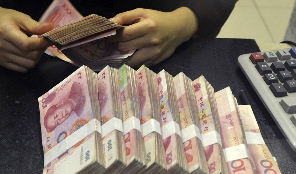 As reservas cambiais da China caíram em US$ 69,06 bilhões em novembro, no quinto mês seguido de declínios, para US$ 3,052 trilhões, nível que não era visto desde março de 2011, mostraram dados do banco central nesta quarta-feira, 7; alguns operadores acreditam que a marca de 3 trilhões de dólares é um nível psicológico para o banco central da China (Foto: Aquiles Lins) As reservas cambiais da China caíram em US$ 69,06 bilhões em novembro, no quinto mês seguido de declínios, para US$ 3,052 trilhões, nível que não era visto desde março de 2011, mostraram dados do banco central nesta quarta-feira, 7; alguns operadores acreditam que a marca de 3 trilhões de dólares é um nível psicológico para o banco central da China