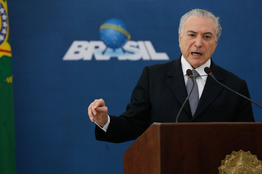 "Na sua ânsia aventureira de assaltar o poder, Michel Temer fez todo tipo de promessa. Que ia reunificar o país, que ia recuperar a confiança dos empresários, que ia recolocar o Brasil nos trilhos. O Brasil está unificado, mas contra o seu governo. Os empresários assaltaram os cargos econômicos do governo e seguem especulando, sonegando, fazendo tudo menos investimentos produtivos", escreve Emir Sader; para o sociólogo, "o governo golpista difundiu a visão equivocada de que o Brasil tinha 'saído dos trilhos'. Que o Estado teria gastado demais, que a força de trabalho estaria muito cara, que as políticas sociais seriam gastos inúteis"; e "a partir desses supostos errados, está levando o Brasil para o despenhadeiro" (Foto: Emir Sader) "Na sua ânsia aventureira de assaltar o poder, Michel Temer fez todo tipo de promessa. Que ia reunificar o país, que ia recuperar a confiança dos empresários, que ia recolocar o Brasil nos trilhos. O Brasil está unificado, mas contra o seu governo. Os empresários assaltaram os cargos econômicos do governo e seguem especulando, sonegando, fazendo tudo menos investimentos produtivos", escreve Emir Sader; para o sociólogo, "o governo golpista difundiu a visão equivocada de que o Brasil tinha 'saído dos trilhos'. Que o Estado teria gastado demais, que a força de trabalho estaria muito cara, que as políticas sociais seriam gastos inúteis"; e "a partir desses supostos errados, está levando o Brasil para o despenhadeiro"