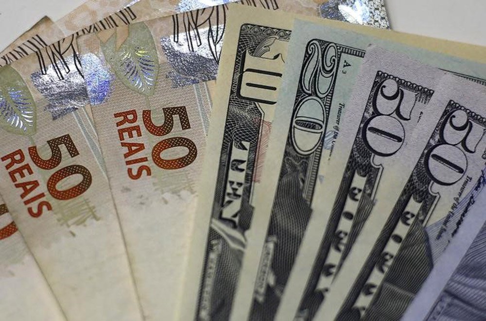 Notas de reais e dólares norte-americanos em casa de câmbio no Rio de Janeiro. 10/09/2015 REUTERS/Ricardo Moraes
dolar (Foto: Romulo Faro) Notas de reais e dólares norte-americanos em casa de câmbio no Rio de Janeiro. 10/09/2015 REUTERS/Ricardo Moraes
dolar