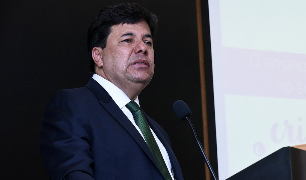 Jovens seguem mobilizados para barrar medidas que ameaçam a educação e convocam um escracho à Mendonça Filho (DEM-PE), atual ministro da Educação; a manifestação tem por objetivo denunciar e fazer pressão contra as medidas da agenda do ministério que atacam professores e estudantes; nesta sexta (18), a partir das 16h, os manifestantes se concentrarão em frente à casa de Mendonça Filho, em Recife (PE) (Foto: Valter Lima) Jovens seguem mobilizados para barrar medidas que ameaçam a educação e convocam um escracho à Mendonça Filho (DEM-PE), atual ministro da Educação; a manifestação tem por objetivo denunciar e fazer pressão contra as medidas da agenda do ministério que atacam professores e estudantes; nesta sexta (18), a partir das 16h, os manifestantes se concentrarão em frente à casa de Mendonça Filho, em Recife (PE)