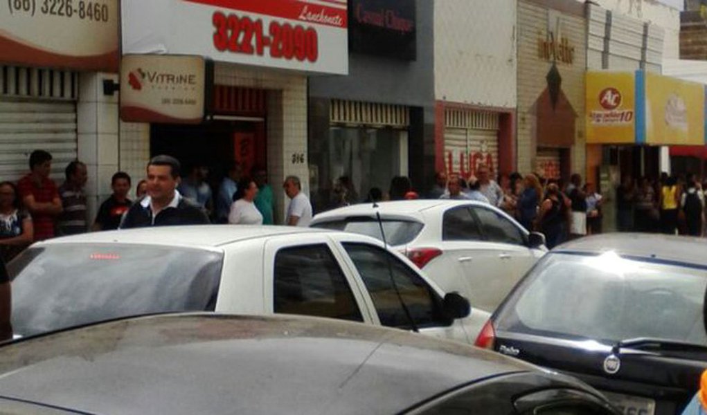 Um dia após o abalo sísmico sentido em Teresina e em cidades da região Entre Rios, o Comando Geral do Corpo de Bombeiros do Piauí divulgou balanço das operações de vistoria técnica; não foram identificados prédios com danos estruturais causados pelo tremor; baseada em imagens de aglomerações de pessoas e nas chamadas de ocorrência durante o terremoto, as autoridades estaduais de segurança avaliaram que por pouco não houve situação de pânico, o que contribuiu para a não ocorrência de vítimas (Foto: Leonardo Lucena) Um dia após o abalo sísmico sentido em Teresina e em cidades da região Entre Rios, o Comando Geral do Corpo de Bombeiros do Piauí divulgou balanço das operações de vistoria técnica; não foram identificados prédios com danos estruturais causados pelo tremor; baseada em imagens de aglomerações de pessoas e nas chamadas de ocorrência durante o terremoto, as autoridades estaduais de segurança avaliaram que por pouco não houve situação de pânico, o que contribuiu para a não ocorrência de vítimas