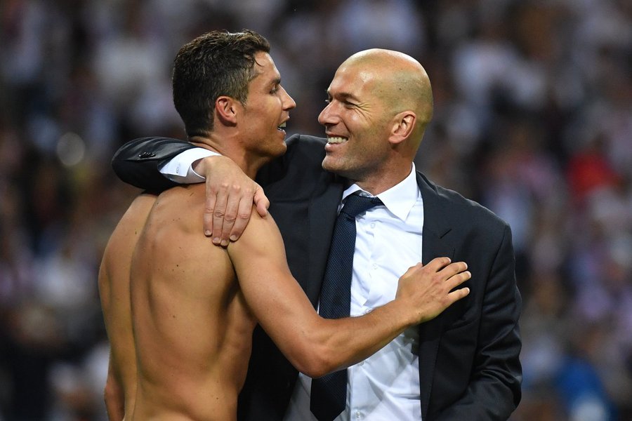 O técnico do Real Madrid, Zinedine Zidane, disse que não há nada de errado com seu talismã, o português Cristiano Ronaldo, que passou quase despercebido e não marcou nenhum gol na vitória por 3 a 0 do time sobre o Leganes neste domingo, no Santiago Bernabéu; "Não há nada com Cristiano, nós sempre queremos que ele marque, e em Alavés ele marcou três. E é isso", disse Zidane (Foto: Romulo Faro) O técnico do Real Madrid, Zinedine Zidane, disse que não há nada de errado com seu talismã, o português Cristiano Ronaldo, que passou quase despercebido e não marcou nenhum gol na vitória por 3 a 0 do time sobre o Leganes neste domingo, no Santiago Bernabéu; "Não há nada com Cristiano, nós sempre queremos que ele marque, e em Alavés ele marcou três. E é isso", disse Zidane