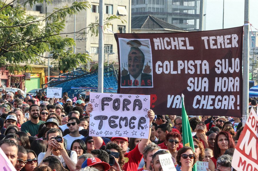 Os trabalhadores não devem pagar pela crise, os trabalhadores não devem abrir mão de nenhum direito. Ao contrário, devem lutar por trabalho, redução da jornada para 40 horas, retomada de investimentos públicos e do desenvolvimento do Brasil (Foto: Miguel Rossetto) Os trabalhadores não devem pagar pela crise, os trabalhadores não devem abrir mão de nenhum direito. Ao contrário, devem lutar por trabalho, redução da jornada para 40 horas, retomada de investimentos públicos e do desenvolvimento do Brasil