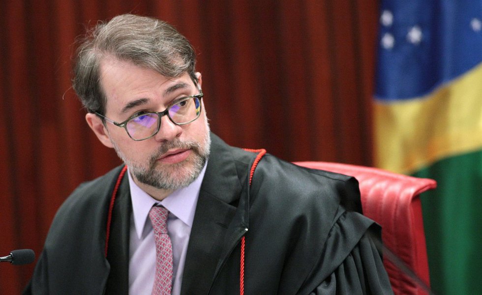 Juiz federal Sérgio Moro mandou a Polícia Federal retirar o nome do ministro Dias Toffoli, vice-presidente do Supremo Tribunal Federal, do relatório que contém a análise de material apreendido com o economista Maurício Bumlai, filho do pecuarista José Carlos Bumlai; no relatório, agente da PF Antonio Chaves Garcia diz que a família Bumlai "detinha uma influência política na Suprema Corte, na pessoa do Ministro Tofffoli" (Foto: Aquiles Lins) Juiz federal Sérgio Moro mandou a Polícia Federal retirar o nome do ministro Dias Toffoli, vice-presidente do Supremo Tribunal Federal, do relatório que contém a análise de material apreendido com o economista Maurício Bumlai, filho do pecuarista José Carlos Bumlai; no relatório, agente da PF Antonio Chaves Garcia diz que a família Bumlai "detinha uma influência política na Suprema Corte, na pessoa do Ministro Tofffoli"
