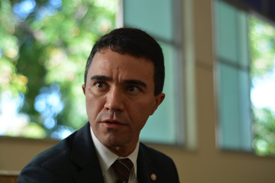 Os procuradores-gerais do Brasil se reúnem hoje com o procurador-geral da República, Rodrigo Janot para definir novas possíveis medidas a serem adotadas pelo MP Brasileiro contra as emendas aprovadas pela Câmara Federal ao projeto de lei contra a corrupção. Os procuradores não aceitam a inclusão da emenda que trata de punição ao entes públicos por abuso de autoridade. O procurador-geral de Justiça do Ceará, Plácido Barroso Rios, estará representando o MPCE na reunião
(Foto: Fatima 247) Os procuradores-gerais do Brasil se reúnem hoje com o procurador-geral da República, Rodrigo Janot para definir novas possíveis medidas a serem adotadas pelo MP Brasileiro contra as emendas aprovadas pela Câmara Federal ao projeto de lei contra a corrupção. Os procuradores não aceitam a inclusão da emenda que trata de punição ao entes públicos por abuso de autoridade. O procurador-geral de Justiça do Ceará, Plácido Barroso Rios, estará representando o MPCE na reunião