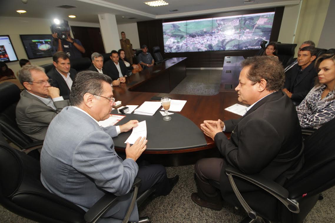Governador Marconi Perillo dedicou a manhã desta terça-feira às audiências com prefeitos eleitos; já são 170 gestores recebidos em reuniões individuais; governador já vem realizando despachos administrativos e acertando parcerias com as prefeituras; "Com esse gesto, o governador mostra que é um político diferenciado, um municipalista nato”, disse o prefeito de São Miguel do Passo Quatro, que já foi presidente da Associação Goiana dos Municípios (Foto: José Barbacena) Governador Marconi Perillo dedicou a manhã desta terça-feira às audiências com prefeitos eleitos; já são 170 gestores recebidos em reuniões individuais; governador já vem realizando despachos administrativos e acertando parcerias com as prefeituras; "Com esse gesto, o governador mostra que é um político diferenciado, um municipalista nato”, disse o prefeito de São Miguel do Passo Quatro, que já foi presidente da Associação Goiana dos Municípios