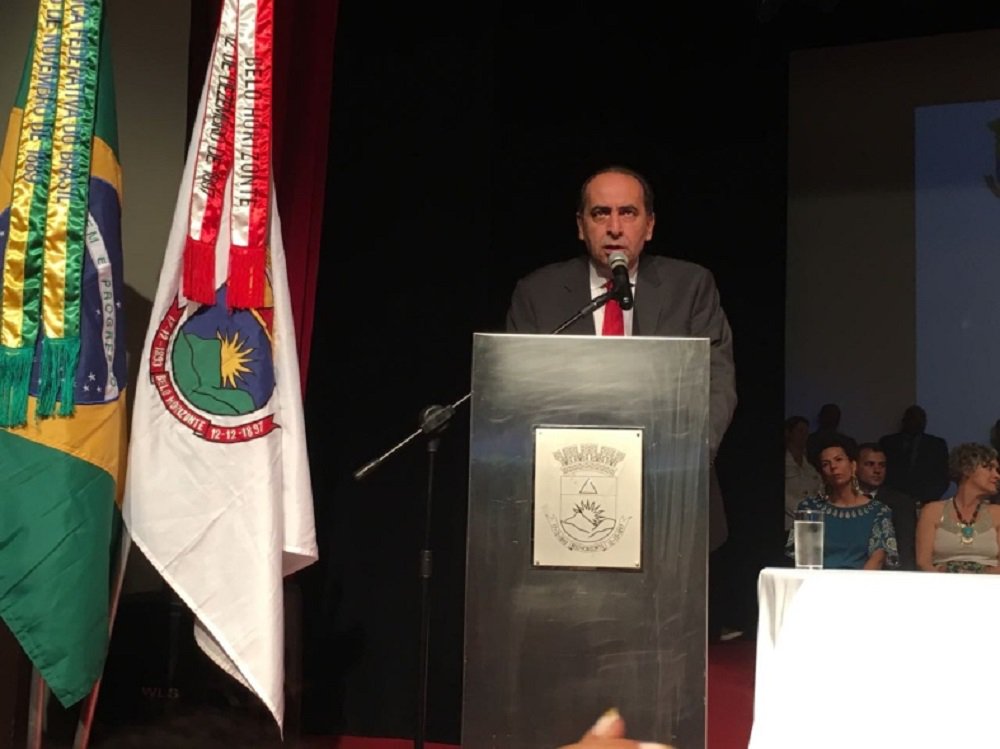 Em seu discurso de posse da prefeitura de Belo Horizonte neste domingo, Alexandre Kalil (PHS) prometeu cortar "gastos desnecessários"; "Tenho certeza que conseguiremos governar para quem precisa. E governar para quem precisa, caros colegas vereadores, é governar abrindo mão de cargos, abrindo mão de empregos, abrindo mão de gastos desnecessários, levando remédio para esse povo que todos nós somos responsáveis por essa gente desesperada", disse Kalil (Foto: Romulo Faro) Em seu discurso de posse da prefeitura de Belo Horizonte neste domingo, Alexandre Kalil (PHS) prometeu cortar "gastos desnecessários"; "Tenho certeza que conseguiremos governar para quem precisa. E governar para quem precisa, caros colegas vereadores, é governar abrindo mão de cargos, abrindo mão de empregos, abrindo mão de gastos desnecessários, levando remédio para esse povo que todos nós somos responsáveis por essa gente desesperada", disse Kalil