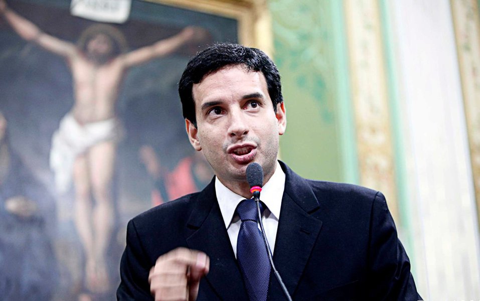O vereador Léo Prates (DEM) continua a ganhar força para a presidência da Câmara Municipal de Salvador; com a adesão do eleito Cézar Leite, do PSDB, o democrata já soma 37 votos declarados dos 43 parlamentares na disputa pelo comando do Legislativo soteropolitano; levados em conta os 37 votos declarados dos vereadores, Léo Prates já é considerado teoricamente o próximo presidente da Câmara Municipal, pois para tanto, um candidato precisa apenas de maioria simples diante dos adversários, que é de 22 votos (Foto: Romulo Faro) O vereador Léo Prates (DEM) continua a ganhar força para a presidência da Câmara Municipal de Salvador; com a adesão do eleito Cézar Leite, do PSDB, o democrata já soma 37 votos declarados dos 43 parlamentares na disputa pelo comando do Legislativo soteropolitano; levados em conta os 37 votos declarados dos vereadores, Léo Prates já é considerado teoricamente o próximo presidente da Câmara Municipal, pois para tanto, um candidato precisa apenas de maioria simples diante dos adversários, que é de 22 votos