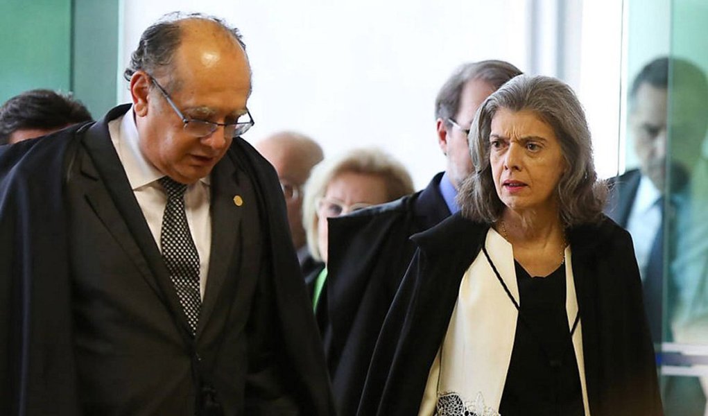 Ministro Gilmar Mendes indicou nesta quarta-feira, 25, ainda haver divergências entre os membros do Supremo Tribunal Federal (STF) sobre como proceder com relação à redistribuição da relatoria da Lava Jato, depois da morte do ministro Teori Zavascki; "Essa questão vai ser analisada com a presidente, ela está conversando com os colegas para ter o encaminhamento mais institucional possível. Acho que esse será o encaminhamento que terá o apoio se não da unanimidade dos colegas, pelo menos da ampla maioria", disse Gilmar; sobre o encontro no último domingo com Michel Temer, que presidirá o julgamento que pode cassar Temer no TSE, disse ter tratado de assuntos "gerais", em conversas que faz "há muito tempo" (Foto: Aquiles Lins) Ministro Gilmar Mendes indicou nesta quarta-feira, 25, ainda haver divergências entre os membros do Supremo Tribunal Federal (STF) sobre como proceder com relação à redistribuição da relatoria da Lava Jato, depois da morte do ministro Teori Zavascki; "Essa questão vai ser analisada com a presidente, ela está conversando com os colegas para ter o encaminhamento mais institucional possível. Acho que esse será o encaminhamento que terá o apoio se não da unanimidade dos colegas, pelo menos da ampla maioria", disse Gilmar; sobre o encontro no último domingo com Michel Temer, que presidirá o julgamento que pode cassar Temer no TSE, disse ter tratado de assuntos "gerais", em conversas que faz "há muito tempo"