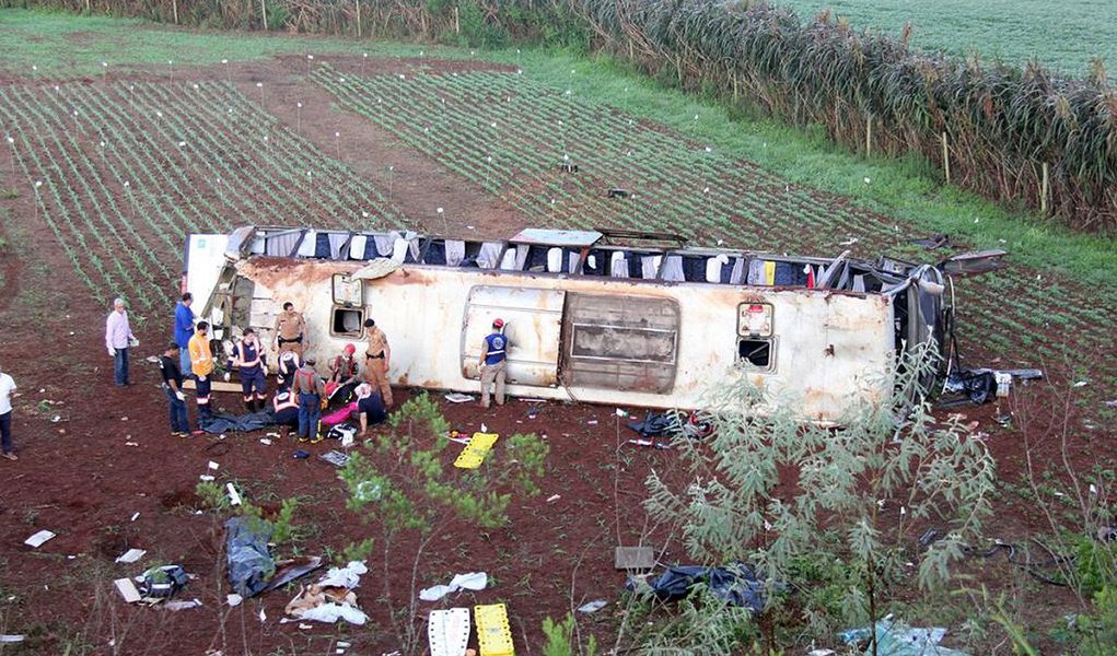 Morreu desta sexta-feira (6) a oitava vítima do acidente com um ônibus no entroncamento da BR-158 com a PR-317; a informação é do hospital Santa Casa de Campo Mourão, na região centro-oeste do Paraná; o veículo caiu em uma ribanceira de mais de 30 metros de altura; Larissa Bulgarelli Pires, de 17 anos, estava internada desde terça-feira (3), mas não resistiu aos ferimentos e morreu; ela era moradora de Foz do Iguaçu, na região oeste, e viajava com a mãe (Foto: Leonardo Lucena) Morreu desta sexta-feira (6) a oitava vítima do acidente com um ônibus no entroncamento da BR-158 com a PR-317; a informação é do hospital Santa Casa de Campo Mourão, na região centro-oeste do Paraná; o veículo caiu em uma ribanceira de mais de 30 metros de altura; Larissa Bulgarelli Pires, de 17 anos, estava internada desde terça-feira (3), mas não resistiu aos ferimentos e morreu; ela era moradora de Foz do Iguaçu, na região oeste, e viajava com a mãe