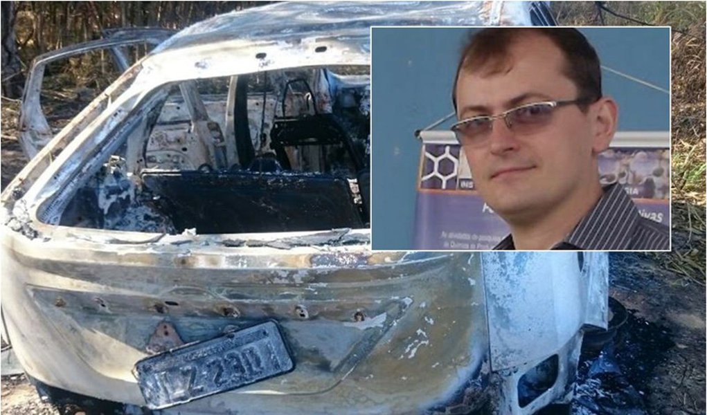 Duas pessoas foram presas acusadas de envolvimento na morte do professor de Química da Universidade Federal de Alagoas (Ufal), Daniel Thiele, cujo corpo foi encontrado carbonizado dentro do próprio carro, no dia 6 de outubro, em um canavial do município de Rio Largo, na grande Maceió; um dos presos tem envolvimento com roubos de veículos; o segundo tinha um mandado de prisão por tráfico de drogas no Espírito Santo e também é acusado de integrar uma quadrilha de roubo a veículos (Foto: Voney Malta) Duas pessoas foram presas acusadas de envolvimento na morte do professor de Química da Universidade Federal de Alagoas (Ufal), Daniel Thiele, cujo corpo foi encontrado carbonizado dentro do próprio carro, no dia 6 de outubro, em um canavial do município de Rio Largo, na grande Maceió; um dos presos tem envolvimento com roubos de veículos; o segundo tinha um mandado de prisão por tráfico de drogas no Espírito Santo e também é acusado de integrar uma quadrilha de roubo a veículos