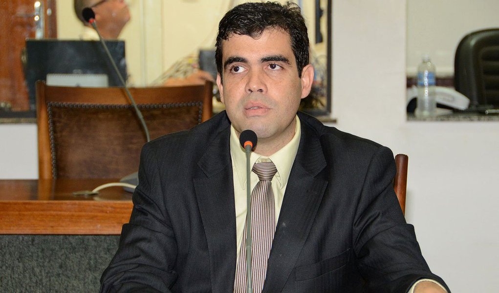 Anunciado para assumir uma secretaria em Palmas, a convite do prefeito Carlos Amastha (PSB), o deputado Ricardo Ayres, filiado ao mesmo partido do chefe do executivo municipal, não quer antecipar qual será a pasta que assumirá, mas disse que é uma secretaria que já compõe a atual estrutura da Gestão e que deve ser reformulada; a secretaria que Ricardo Ayres assumirá seria uma com a missão de aproximar Palmas do interior, apresentar os projetos que deram bons resultados na Capital a outros prefeitos; o objetivo é mostrar ao interior do Tocantins o trabalho de Carlos Amastha e do PSB de olho nas eleições de 2018 (Foto: Leonardo Lucena) Anunciado para assumir uma secretaria em Palmas, a convite do prefeito Carlos Amastha (PSB), o deputado Ricardo Ayres, filiado ao mesmo partido do chefe do executivo municipal, não quer antecipar qual será a pasta que assumirá, mas disse que é uma secretaria que já compõe a atual estrutura da Gestão e que deve ser reformulada; a secretaria que Ricardo Ayres assumirá seria uma com a missão de aproximar Palmas do interior, apresentar os projetos que deram bons resultados na Capital a outros prefeitos; o objetivo é mostrar ao interior do Tocantins o trabalho de Carlos Amastha e do PSB de olho nas eleições de 2018