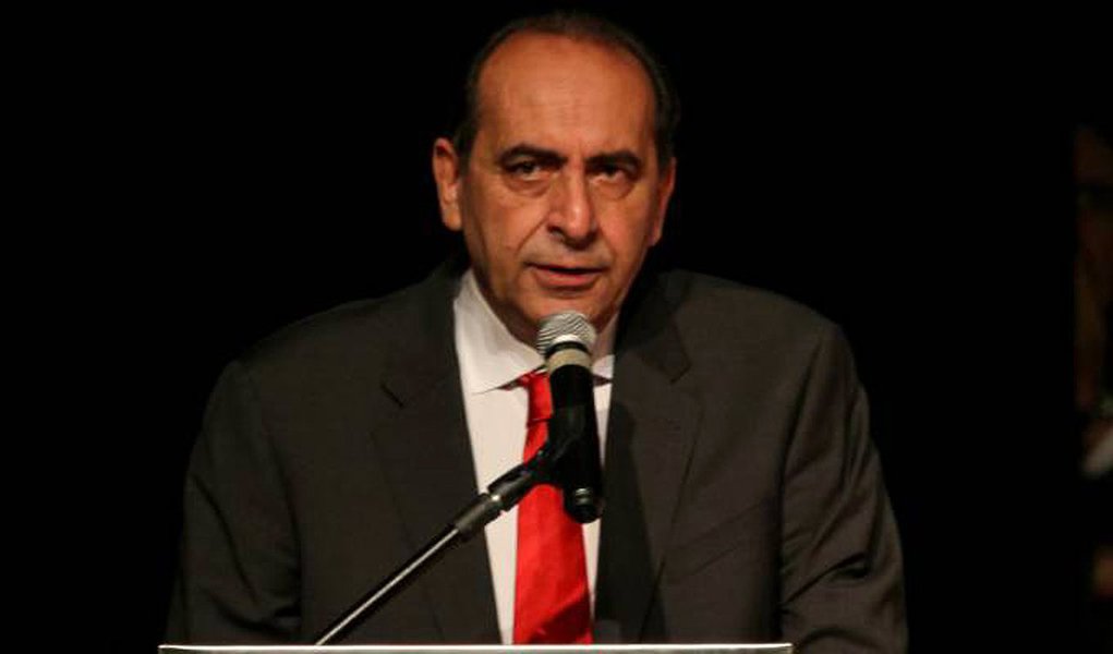 O prefeito de Belo Horizonte, Alexandre Kalil, sancionou um decreto que proíbe proprietários de estacionamentos de shoppings, centros comerciais e supermercados de cobrarem pelo serviço aos clientes; a Lei 10.994 determina que para o usuário ficar isento da cobrança deverá comprovar, através de cupom fiscal e nota fiscal, a realização de despesas correspondente a pelo menos dez vezes o valor cobrado pelo estacionamento (Foto: Leonardo Lucena) O prefeito de Belo Horizonte, Alexandre Kalil, sancionou um decreto que proíbe proprietários de estacionamentos de shoppings, centros comerciais e supermercados de cobrarem pelo serviço aos clientes; a Lei 10.994 determina que para o usuário ficar isento da cobrança deverá comprovar, através de cupom fiscal e nota fiscal, a realização de despesas correspondente a pelo menos dez vezes o valor cobrado pelo estacionamento