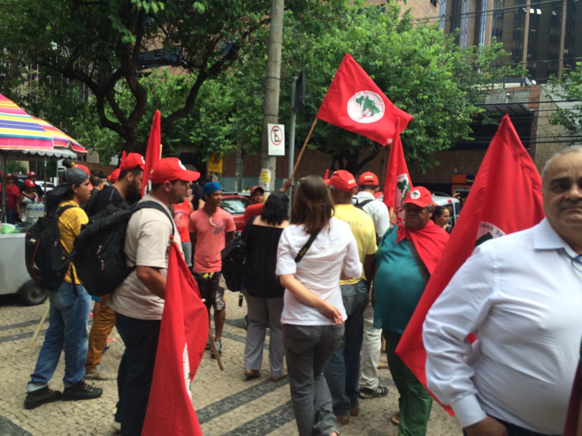 A Polícia Militar foi chamada para conter a briga entre militantes do Movimento dos Trabalhadores Rurais Sem Terra, que manifestavam na Assembleia Legislativa de Minas por melhorias em assentamentos no Sul de Minas, e integrantes do movimento Vem Pra Rua, que apoiou o impeachment de Dilma Rousseff e acompanhava a sessão de defesa do governador Fernando Pimentel (PT) no processo da Operação Acrônimo (Foto: Gisele Federicce) A Polícia Militar foi chamada para conter a briga entre militantes do Movimento dos Trabalhadores Rurais Sem Terra, que manifestavam na Assembleia Legislativa de Minas por melhorias em assentamentos no Sul de Minas, e integrantes do movimento Vem Pra Rua, que apoiou o impeachment de Dilma Rousseff e acompanhava a sessão de defesa do governador Fernando Pimentel (PT) no processo da Operação Acrônimo