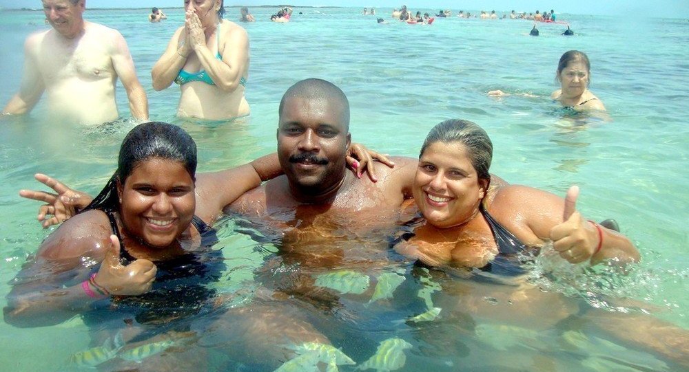 Mesmo com a crise financeira no país os brasileiros sempre tentam arrumar uma forma de driblar a falta de dinheiro para tentar se divertir. Uma família de São Gonçalo, na Região Metropolitana do Rio conseguiu curtir férias viajando para o Nordeste sem comprometer a renda mensal juntando moedinhas; a família conseguiu juntar cerca de R$ 6 mil, em moedas acima de R$ 0,25 e notas de até R$ 5 que economizaram durante dois anos e meio em cofres improvisados em garrafas pet e uma caixa (Foto: Leonardo Attuch) Mesmo com a crise financeira no país os brasileiros sempre tentam arrumar uma forma de driblar a falta de dinheiro para tentar se divertir. Uma família de São Gonçalo, na Região Metropolitana do Rio conseguiu curtir férias viajando para o Nordeste sem comprometer a renda mensal juntando moedinhas; a família conseguiu juntar cerca de R$ 6 mil, em moedas acima de R$ 0,25 e notas de até R$ 5 que economizaram durante dois anos e meio em cofres improvisados em garrafas pet e uma caixa