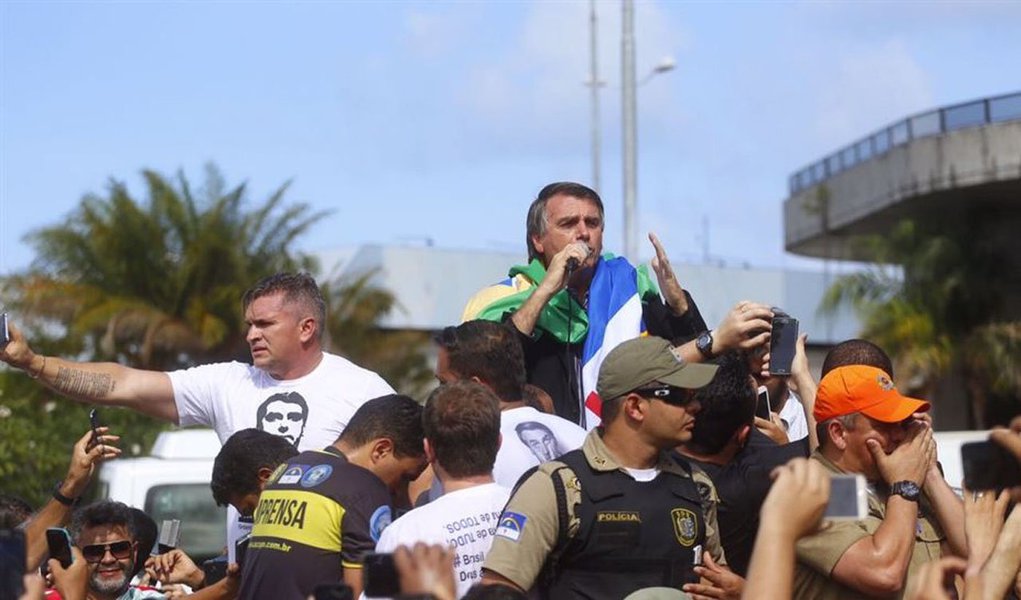 Deputado federal Jair Bolsonaro (PSC-RJ) foi ovacionado por simpatizantes nesta quinta-feira, 10, no aeroporto do Recife; assista à histeria dos recifenses com a chegada do "mito", que se comparou ao presidente eleito dos Estado Unidos, Donald Trump (Foto: Aquiles Lins) Deputado federal Jair Bolsonaro (PSC-RJ) foi ovacionado por simpatizantes nesta quinta-feira, 10, no aeroporto do Recife; assista à histeria dos recifenses com a chegada do "mito", que se comparou ao presidente eleito dos Estado Unidos, Donald Trump