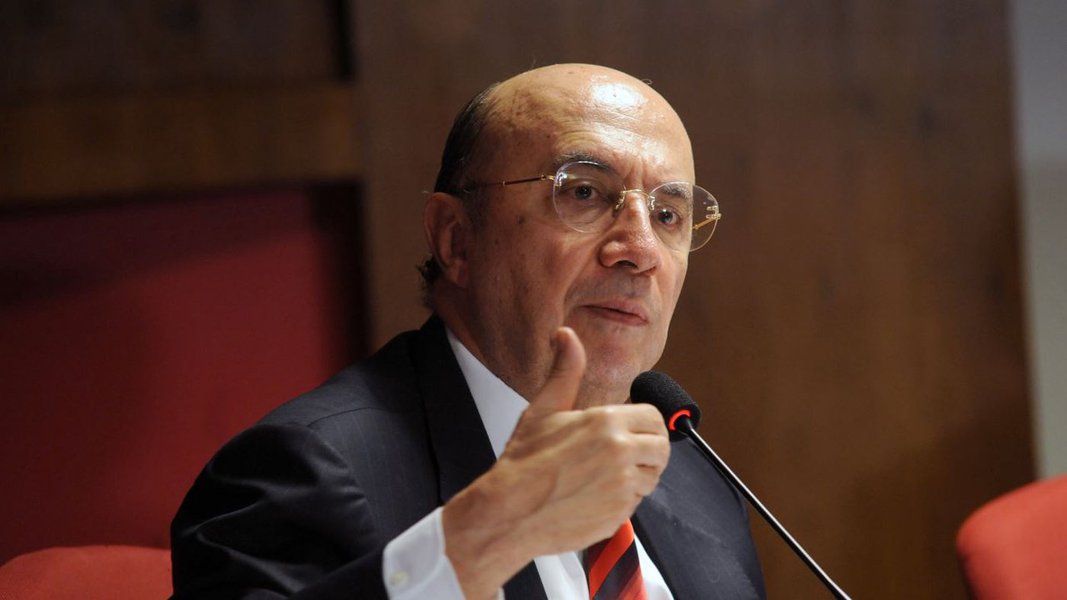 Ministro da Fazenda, Henrique Meirelles, disse nesta sexta-feira, 11, que uma intervenção federal não será decretada no Estado do Rio de Janeiro, porque os efeitos serão piores do que a solução; "Estamos fazendo o possível para que a situação do Rio seja enfrentada da melhor maneira possível", afirmou a jornalistas no Rio de Janeiro; segundo Meirelles, há a possibilidade de o Rio de Janeiro dar como garantia receitas provenientes da exploração do petróleo anos à frente (Foto: Aquiles Lins) Ministro da Fazenda, Henrique Meirelles, disse nesta sexta-feira, 11, que uma intervenção federal não será decretada no Estado do Rio de Janeiro, porque os efeitos serão piores do que a solução; "Estamos fazendo o possível para que a situação do Rio seja enfrentada da melhor maneira possível", afirmou a jornalistas no Rio de Janeiro; segundo Meirelles, há a possibilidade de o Rio de Janeiro dar como garantia receitas provenientes da exploração do petróleo anos à frente