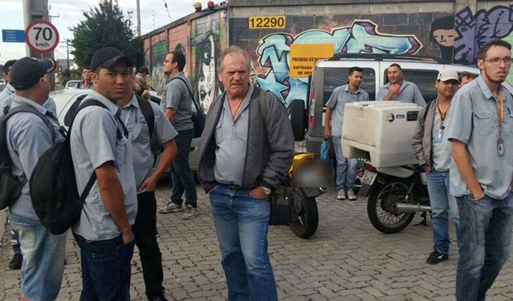 Motoristas e cobradores da empresa CCD voltaram a trabalhar nesta terça-feira (10). Eles decidido, nesta madrugada, paralisar as atividades em consequência de atrasos salariais; os participantes da mobilização ganharam 80% do salário e devem receber o restante na quarta-feira (11) (Foto: Leonardo Lucena) Motoristas e cobradores da empresa CCD voltaram a trabalhar nesta terça-feira (10). Eles decidido, nesta madrugada, paralisar as atividades em consequência de atrasos salariais; os participantes da mobilização ganharam 80% do salário e devem receber o restante na quarta-feira (11)